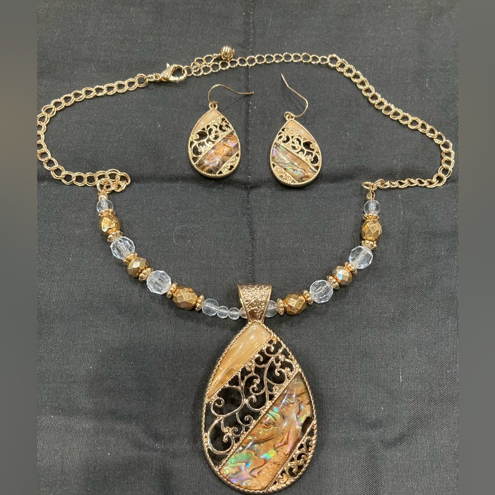 New Brown goldtone Pendant and Earrings set
